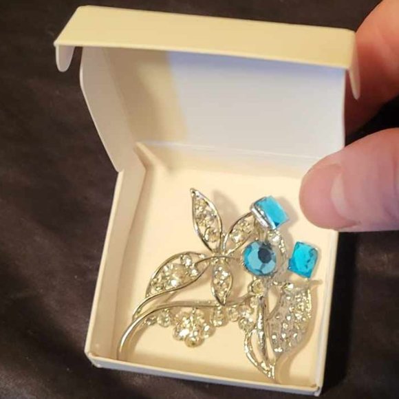 2 Pretty Pin Brooches - Picture 1 of 3